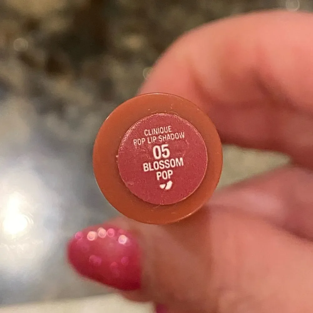 Clinique lip shadow pop in blossom
